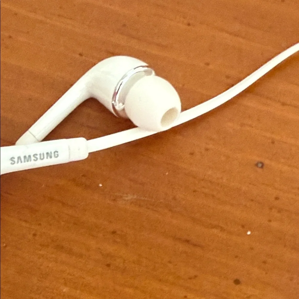 Samsung White Earbud Headphones